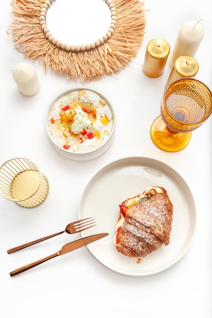 stolik z naczyniami i jedzeniem